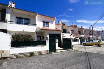 House 4 Bedrooms in Rio de Mouro