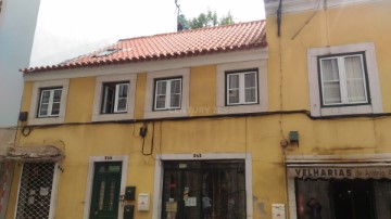 Building in Santo António dos Cavaleiros e Frielas