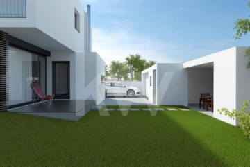 House 4 Bedrooms in Corroios