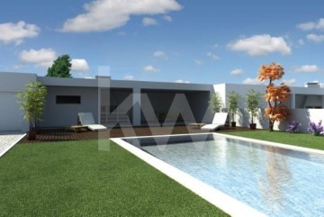 House 4 Bedrooms in Corroios