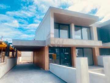 House 4 Bedrooms in Ericeira