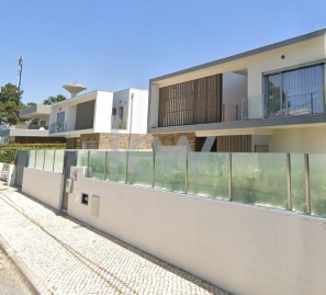 House 4 Bedrooms in Charneca de Caparica e Sobreda