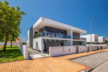 House 4 Bedrooms in Nossa Senhora de Fátima