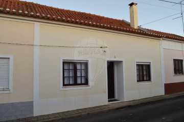House 3 Bedrooms in Couço