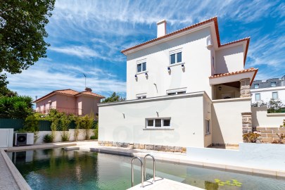 6 bedroom villa located in Parede with swimming po