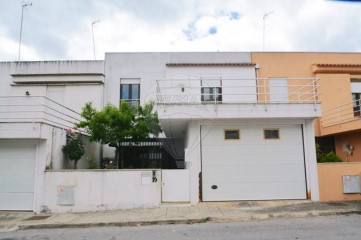 House 4 Bedrooms in Santa Maria Maior