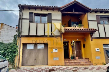 House 3 Bedrooms in Villasinta de Torío