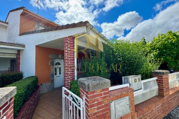 House 4 Bedrooms in Valencia de Don Juan