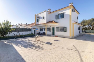 House 5 Bedrooms in Alcochete