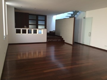 House 4 Bedrooms in Gulpilhares e Valadares