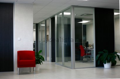 Sala de escritórios nova, luminosa e contemporânea