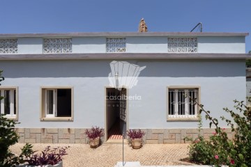 House 4 Bedrooms in Santa Bárbara de Nexe