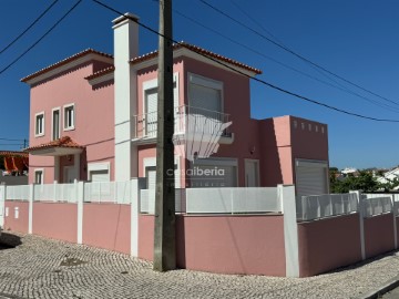 House 4 Bedrooms in Charneca de Caparica e Sobreda