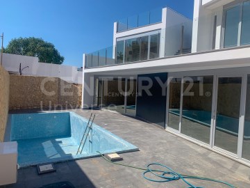 House 4 Bedrooms in São Gonçalo de Lagos