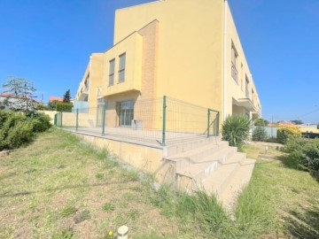 House 4 Bedrooms in Vilar de Andorinho