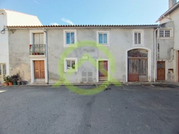 House 4 Bedrooms in Trouxemil e Torre de Vilela