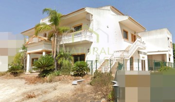 House 4 Bedrooms in Quelfes