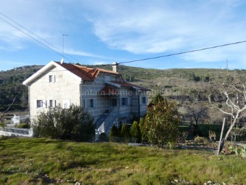 Quintas e casas rústicas  em Prados