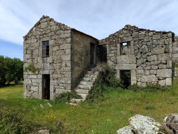 Country homes  in Tavares (Chãs, Várzea e Travanca)