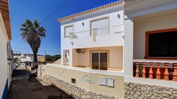 House 3 Bedrooms in Luz