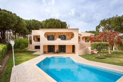 House 8 Bedrooms in Quarteira