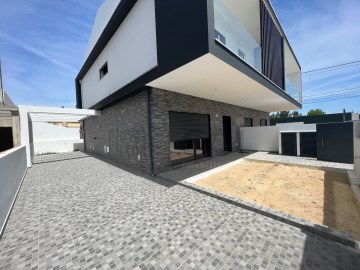 Moradia geminada T3 com piscina localizada em Fern