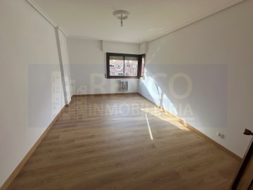 Apartment 3 Bedrooms in Logroño Centro