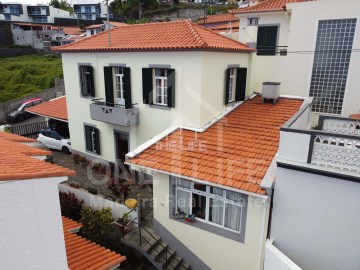 House 4 Bedrooms in Funchal (Santa Luzia)