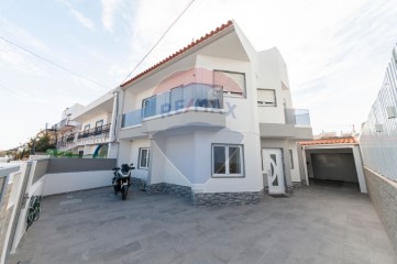 House 4 Bedrooms in Portimão