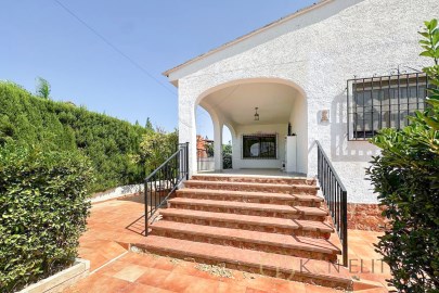 House 5 Bedrooms in Montesol