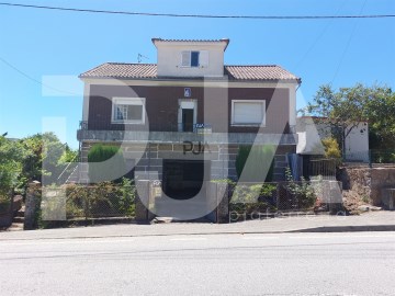 House 5 Bedrooms in Maceira