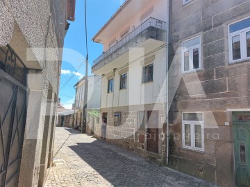 House 3 Bedrooms in Matança