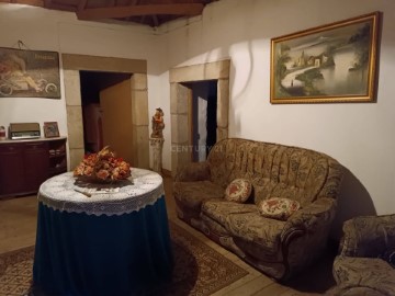 House 3 Bedrooms in Ervededo