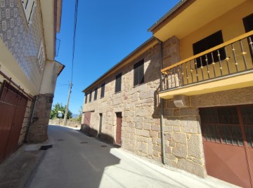 House 5 Bedrooms in Bustelo