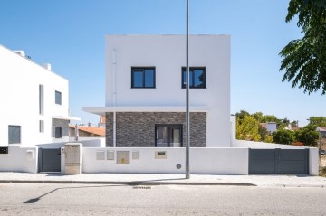 House 4 Bedrooms in Malagueira e Horta das Figueiras