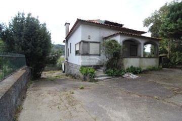 House 3 Bedrooms in Oliveira (São Mateus)