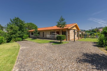 House 4 Bedrooms in Caldas de Vizela (São Miguel e São João)