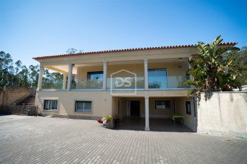 House 4 Bedrooms in Milagres