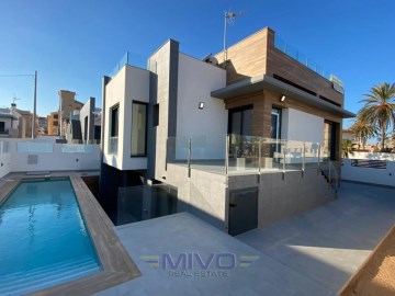 House 4 Bedrooms in Torrevieja Centro