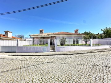 House 4 Bedrooms in Serzedo e Perosinho