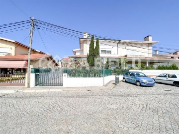 House 4 Bedrooms in Nogueira e Silva Escura