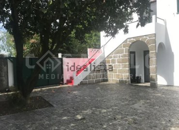 House 4 Bedrooms in Guilhabreu