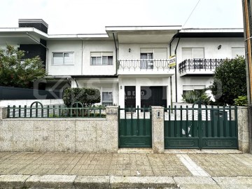 House 4 Bedrooms in Cidade da Maia