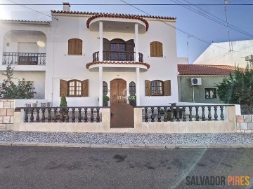 House 4 Bedrooms in Nossa Senhora da Expectação