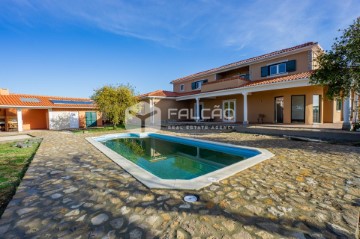 House 8 Bedrooms in Abitureiras