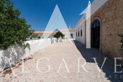 House 9 Bedrooms in Santa Bárbara de Nexe