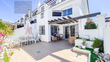 House 5 Bedrooms in Nueva Andalucía