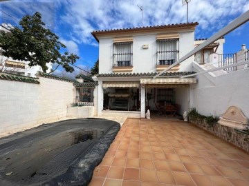 House 4 Bedrooms in La Campana