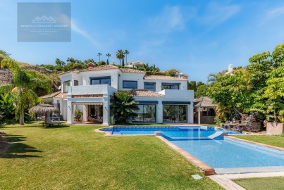 House 5 Bedrooms in Los Almendros