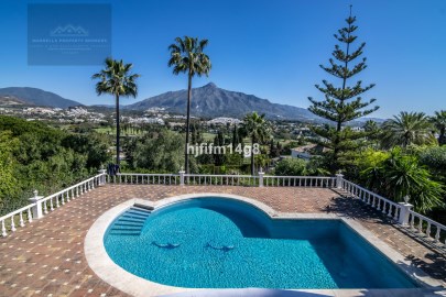 House 5 Bedrooms in Las Brisas